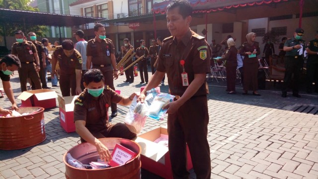 Kejari, Kota Yogyakarta, musnahkan 4 Kg Narkoba, Senin (20/8/2018). (Foto: Arfiansyah Panji Purnandaru/kumparan)