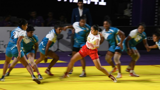 Tim Kabaddi Putri Indonesia menghadapi Sri Lanka. (Foto: Syaiful Arif/Antara)