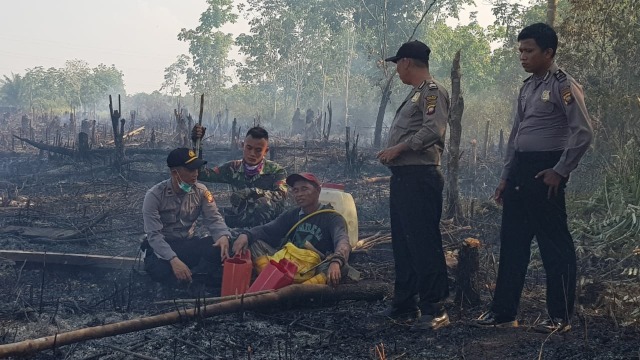 Polisi olah TKP perlihal kebakaran lahan di Kalimantan Barat, Senin (20/8/18). (Foto: Dok Polda Kalbar)