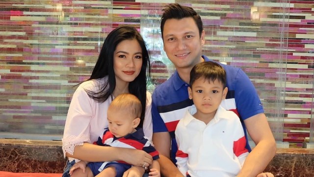 Keluarga Titi Kamal dan Christian Sugiono. (Foto: Instagram @titi_kamall)