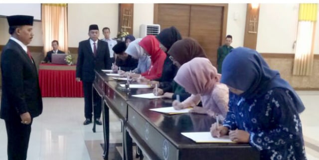 Ibnu Chuldun melantik notaris pengganti di Bandung. (Foto: Kemenkumham)