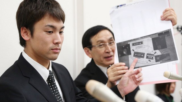 Naoya Tomita Perenang Jepang mencuri kamera fotografer. (Foto: AFP/JIJI PRESS)