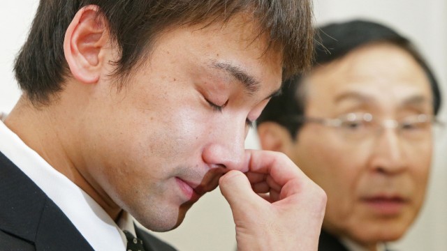 Naoya Tomita Perenang Jepang mencuri kamera fotografer. (Foto: AFP/JIJI PRESS)