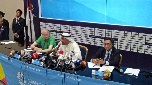 Ketua OCA, Sheikh Fahad Al-Sabah, tengah menjalani jumpa pers di MPC. (Foto: Aditia Rizki Nugraha/kumparan)