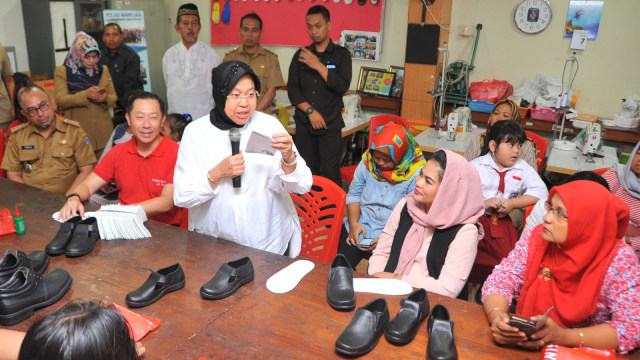 Pemkot Surabaya beri 15 mesin jahit ke UKM di Eks. Dolly, Senin (20/8/18). (Foto: Phaksy Sukowati/kumparan)