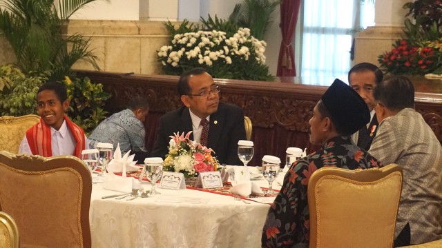 Jokowi, Joni dan Paskibraka di Istana Negara, Senin (20/8/2018). (Foto: Yudhistira Amran Saleh/kumparan)