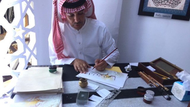 Pelukis Kaligrafi Arab Saudi. (Foto: Gitario Vista Inasis/kumparan)