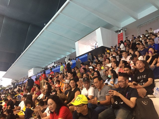Penonton memadati Stadion Akuatik GBK untuk menyaksikan final cabor renang. (Foto: Arif Utama/kumparan)