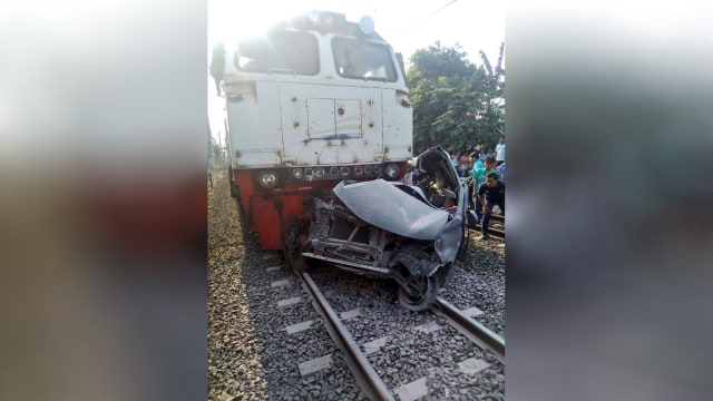 Kecelakaan kereta dan Toyota Avanza B 1103 FRU di perlintasan kereta Bulak Kapal, Bekasi Senin (20/8/18). (Foto: Twitter @TMCPoldaMetro)