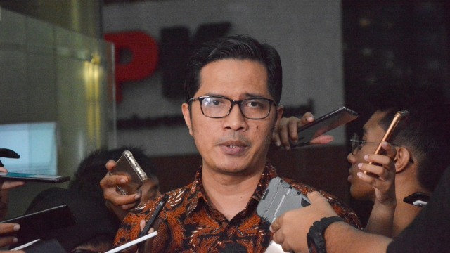 Juru Bicara KPK, Febri Diansyah melaporkan hasil agenda penyidikan dan pemeriksaan tersangka/saksi di Gedung KPK, Jakarta (20/08/2018). (Foto: Nadia K Putri )