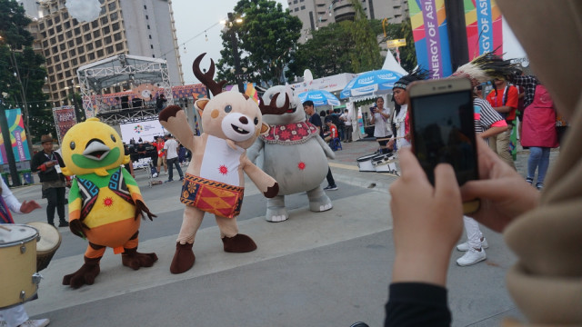 Maskot Asian Games yaitu Bhin-bhin,  Atung,  dan Kaka menghibur sejumlah pengunjung dengan menari di kawasan Gelora Bung Karno,  Jakarta, Senin (20/8/18). (Foto: Fanny Kusumawardhani/kumparan)