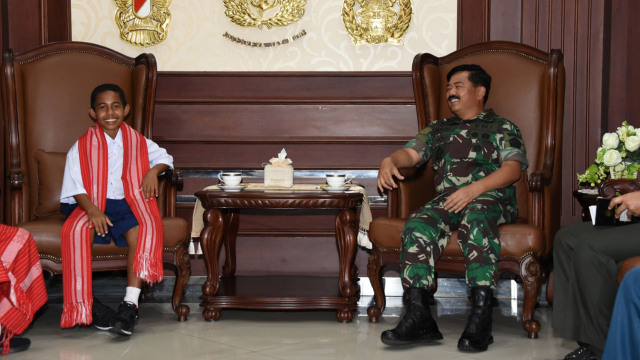 Panglima TNI Marsekal Hadi Tjahjanto berikan beasiswa kepada si pemanjat tiang bendera, Senin (20/8/18). (Foto: Puspen TNI)