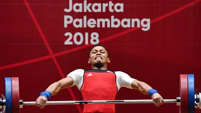 Surahmat bin Suwoto Wijoyo meraih medali perunggu angkat besi nomor 56 kg. (Foto: Fanny Octavianus/Antara)