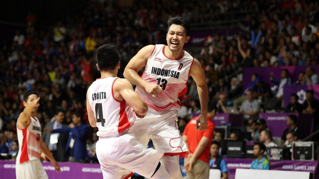 Selebrasil Ponsianus Indrawan dan Abraham Damar Grahita saat Timnas Basket Indonesia mengalahkan Thailand. (Foto: Bobby Arifin/Antara.)