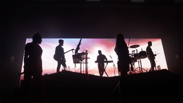 Grup musik elektronik ternama asal Inggris yang pernah tampil di Indonesia pada 2015 silam datang kembali dengan membawa tajuk konser “Clean Bandit Live in Jakarta – I Miss You Tour 2018”. (Foto: Iqbal Firdaus/kumparan)