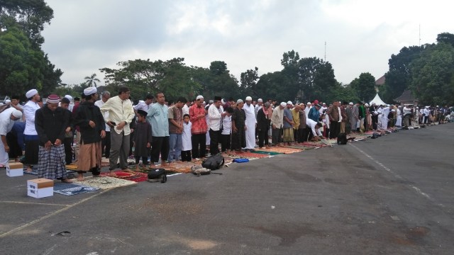 Sejumlah umat muslim di Yogyakarta melaksanakan salat Idhul Adha di lapangan parkir sebelah barat Stadion Mandala Krida, Yogyakarta, Selasa (21/8).  (Foto: Arfiansyah Panji Purnandaru/kumparan)