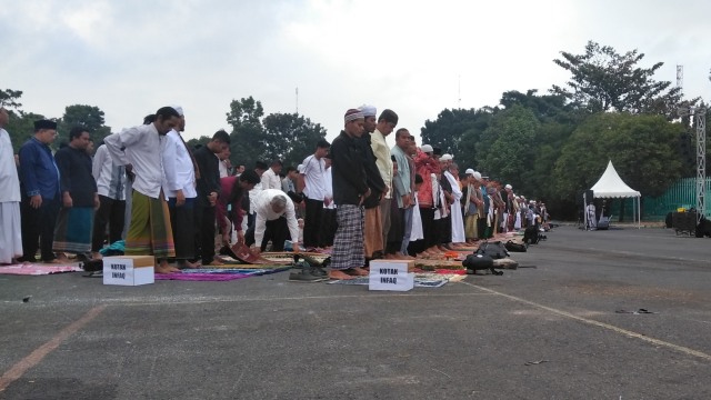 Sejumlah umat muslim di Yogyakarta melaksanakan salat Idhul Adha di lapangan parkir sebelah barat Stadion Mandala Krida, Yogyakarta, Selasa (21/8).  (Foto: Arfiansyah Panji Purnandaru/kumparan)