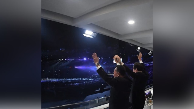Perdana Menteri Korea Selatan Lee Nak-Yon dan Deputi Perdana Menteri Korea Utara Ri Ryong Nam bergandengan dan melambaikan tangan saat pembukaan Asian Games di Jakarta. (Foto: Instagram/@jokowi )