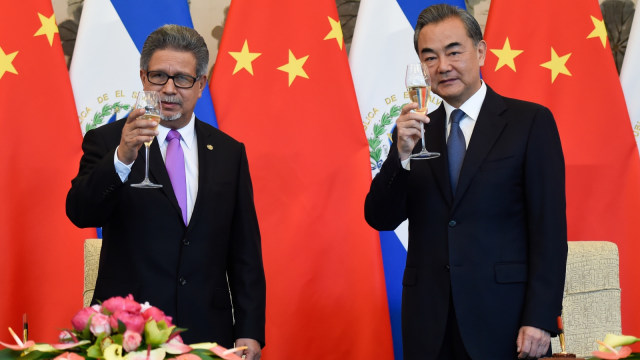 El Salvador dan China resmi buka hubungan diplomatik, Selasa (21/8/18). (Foto: AFP/WANG ZHAO )
