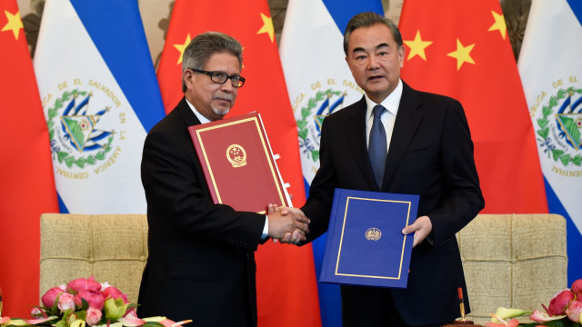 El Salvador dan China resmi buka hubungan diplomatik, Selasa (21/8/18). (Foto: AFP/WANG ZHAO )