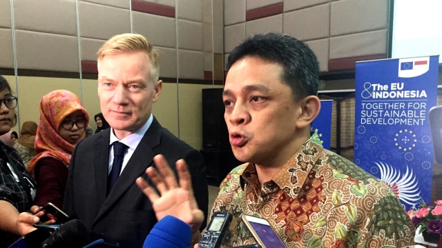 Penandatanganan Dana Hibah oleh Dirjen PPR Luky Alfirman dengan Duta Besar Uni Eropa untuk Indonesia Vincent Guerénd, Selasa (21/8/2018). (Foto:  Selfy Sandra Momongan/kumparan)