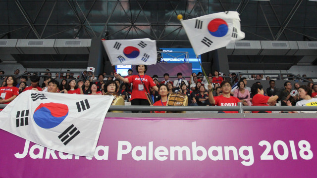 Sekelompok pendukung Korea mendukung tim bola voli negaranya di babak penyisihan. (Foto: Nugroho Sejati/kumparan)
