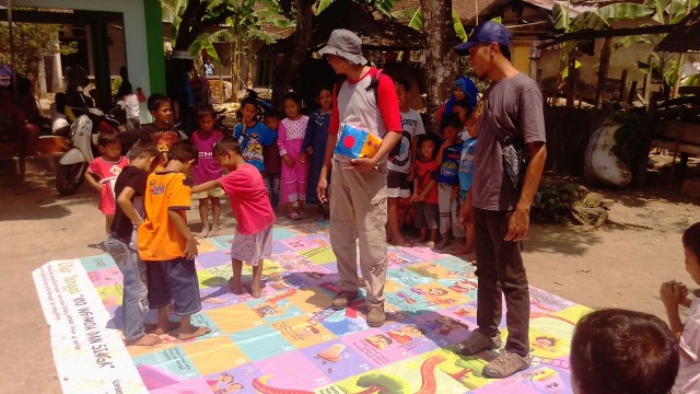 Relawan Compress menghibur anak-anak di Lombok Barat, Selasa (21/8/18). (Foto: Dok. compress)