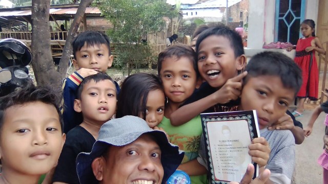 Relawan Compress menghibur anak-anak di Lombok Barat, Selasa (21/8/18). (Foto: Dok. compress)