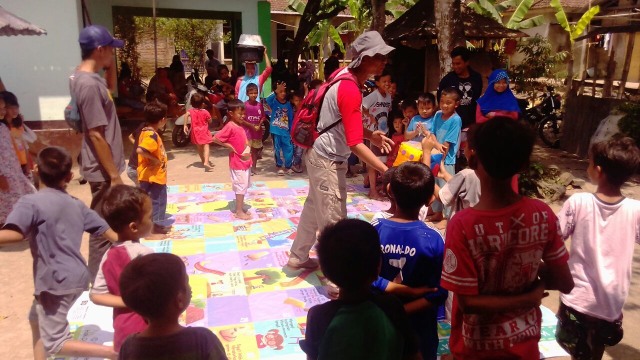 Relawan Compress menghibur anak-anak di Lombok Barat, Selasa (21/8/18). (Foto: Dok. compress)