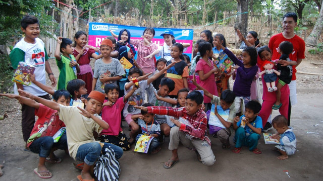 Relawan Compress menghibur anak-anak di Lombok Barat, Selasa (21/8/18). (Foto: Dok. compress)