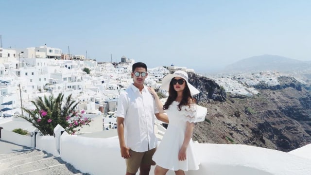 Tasya dan Randi mengabadikan Santorini yang ikonik. (Foto: Instagram/@tasyakamila)