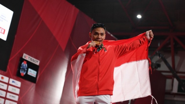 Lifter Indonesia Eko Yuli peraih emas saat berfoto bersama medalinya usai menjuarai angkat besi putra grup A nomor 62 kg Asian Games ke-18 di Jiexpo, Kemayoran, Jakarta, Selasa (21/8/2018). (Foto: Helmi Afandi/kumparan)