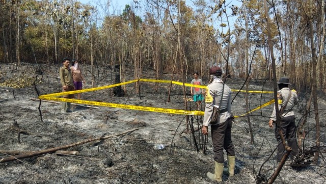 Polisi memberi garis kuning tempat warga Suntang yang tewas terbakar saat membakar hutan. (Foto: Dok Polda Kalbar)