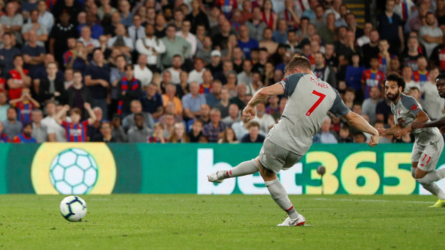 Eksekusi penalti Milner di laga versus Crystal Palace.  (Foto: Reuters/John Sibley)