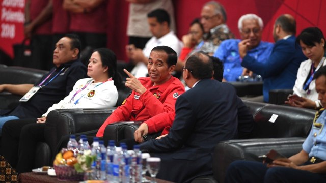 Jokowi saat menyaksikan Pertandingan Angkat Besi Putra 62 kg, Selasa (21/8/2018). (Foto: Helmi Afandi Abdullah/kumparan)