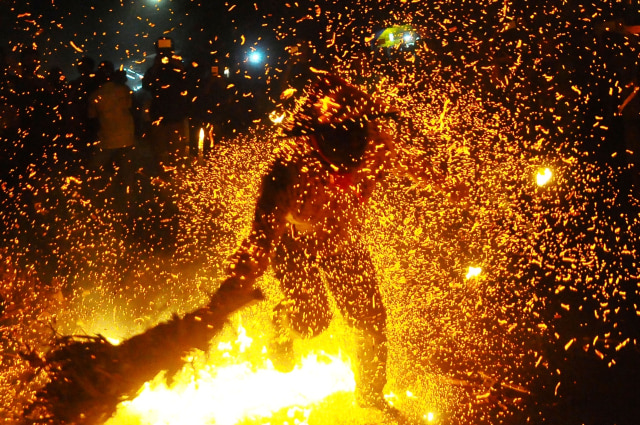 Tradisi Perang Obor di Jepara (Foto: ANTARA FOTO/Yusuf Nugroho)