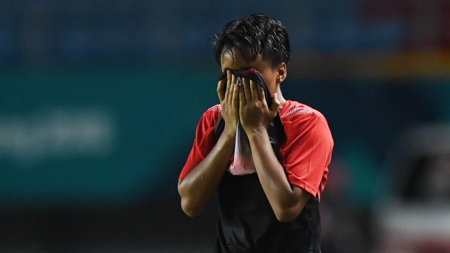 Pemain Timnas Sepak Bola Wanita Indonesia, Putri Rizki Amalia, menutupi wajahnya usai dikalahkan Korea Selatan 0-12. Foto: ANTARA/INASGOC/Zabur Karuru