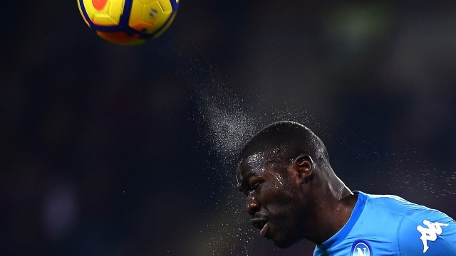 Kalidou Koulibaly beraksi pada laga Serie A menghadapi Juventus. (Foto: AFP/Marco Bertorello)