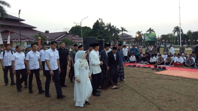 Jokowi tiba di Lapangan Tegar Beriman Cibinong didampingi Pj Gubernur Jabar M Iriawan dan Bupati Bogor Nurhayanti. (Foto: Jihad Akbar/kumparan)