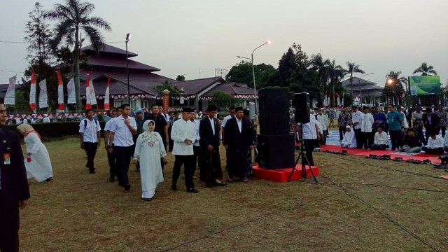 Jokowi tiba di Lapangan Tegar Beriman Cibinong didampingi Pj Gubernur Jabar M Iriawan dan Bupati Bogor Nurhayanti. (Foto: Jihad Akbar/kumparan)