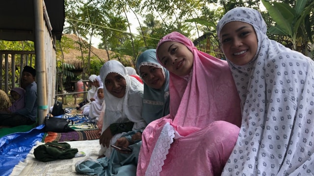 Andien Aisyah dan Susi Pudjiastuti melakukan Salat Idul Adha di Lombok. (Foto: Dok. Istimewa)