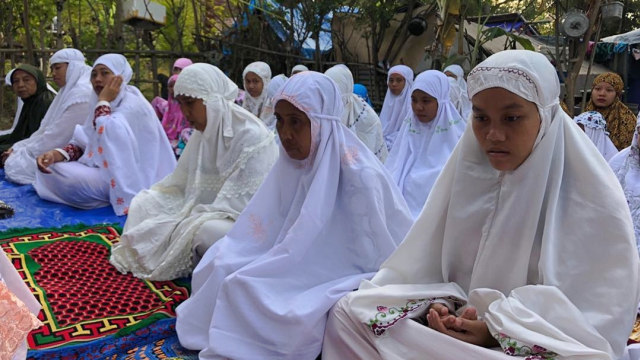 Menteri KKP, Susi Pudjiastuti melaksanakan Salat Idul Adha di Desa Sarung Jungkung, Tanjung Lombok Utara. (Foto: Instagram/@susipudjiastuti115)