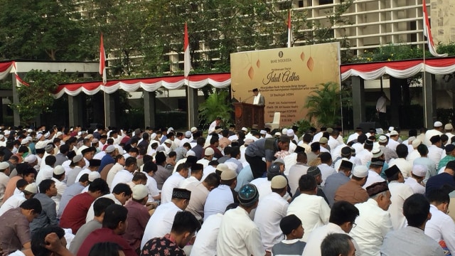 Ketua Umum Muhammadiyah, Haedar Nasir Khotib melakukan Salat Idul Adha di Kompleks Bank Indonesia, Rabu (22/8/2018). (Foto: Ricad Saka/kumparan)