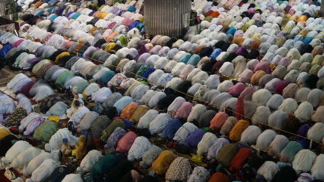 Suasana Salat Idul Adha di Masjid Istiqla, Rabu (22/8/2018). (Foto: Iqbal Firdaus/kumparan)