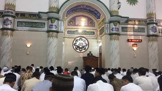 Suasana di Masjid Al-Ikhlas Mabes Polri, lokasi Kapolri melaksanakan salat Idul Adha. (Foto: Raga Imam/kumparan)