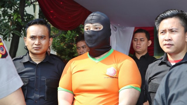 Polisi tahan Emmanuel Alvino tersangka penganiaya Maghfiroh, Rabu (22/8/18). (Foto: Dok Polres Bogor)