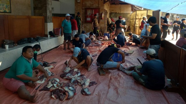 Masyarakat Hindu di Bali turut berpartisipasi berkurban Idul Adha, Rabu (22/8/2018). (Foto: Cisilia Agustina Siahaan/kumparan)