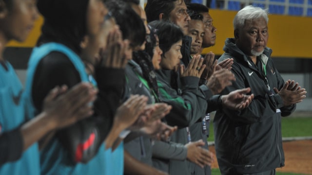 Satia Bagdja memimpin Timnas Wanita saat melawan Singapura. (Foto: Feny Selly/Antara)