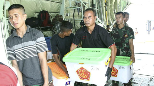 Anggota TNI Angkatan Udara mengangkut daging kurban ke pesawat hercules A-1320 untuk dibagikan kepada korban gempa di Lombok. (Foto: Dok. TNI AU)