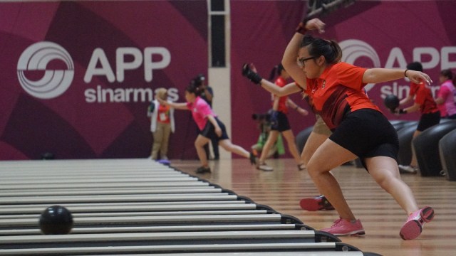 Atlet Bowling Putri Indonesia berlaga pada nomor Trio Putri di arena Bowling Center, Jakabaring Sport City, Palembang, Sumatera Selatan, Rabu (21/8/2018). (Foto: Fanny Kusumawardhani/kumparan)